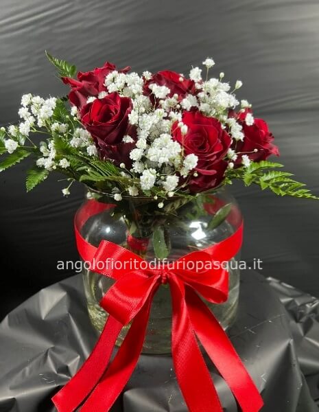 Vaso con bouquet di rose