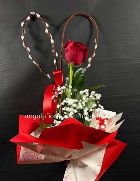 Rosa di San Valentino con rami a forma di cuore