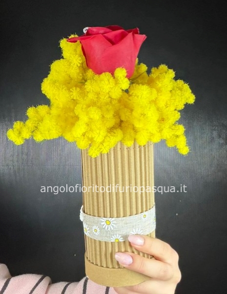 Vasetto con una rosa rossa e mimosa