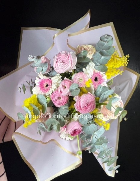 Bouquet con mimosa sui toni del rosa
