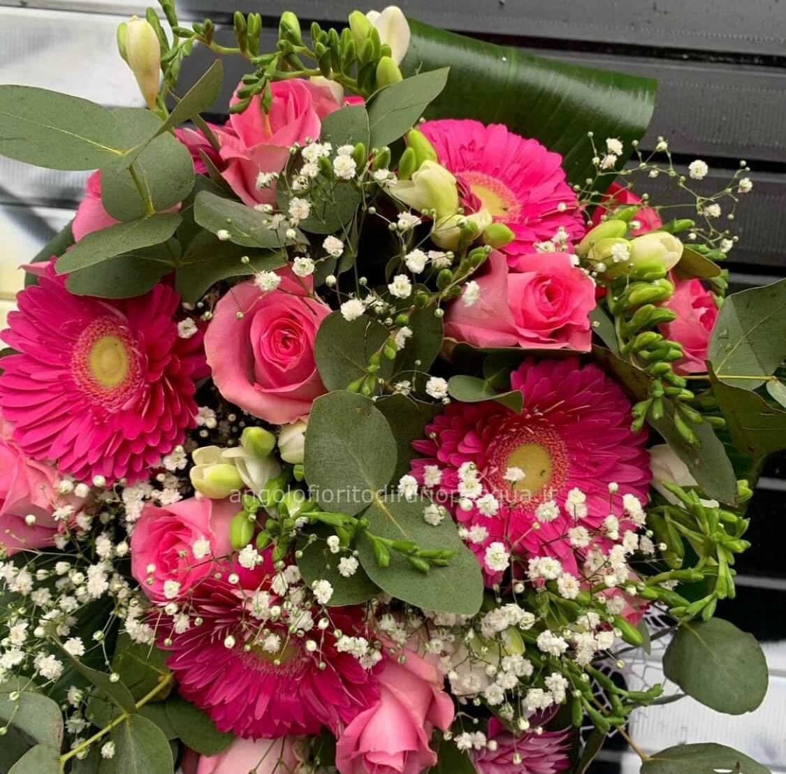 Bouquet di fiori freschi, gerbere e rose colore rosa.